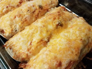 Peynirli enchilada ve cam tavada tortilla.