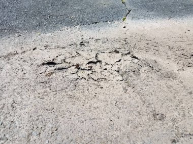 Siyah asfalt ya da asfalt üzerindeki kuru çamur ya da kir