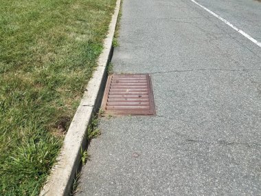 Demir metal yağmur gideri yerdeki su için.