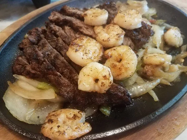 Bife Camarão Fajitas Com Cebola Pimentão Prato Quente — Fotografia de Stock