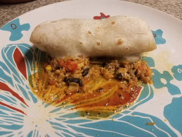 Εξερράγη Burrito Τυρί Και Ρύζι Και Φασόλια Στο Πιάτο — Φωτογραφία Αρχείου