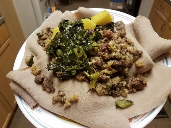Etiopisk Mat Nötkött Och Lamm Tripe Och Grönsaker Vit Tallrik — Stockfoto