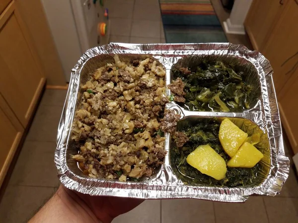 Ruční Podnos Kovovým Etiopským Potravinovým Hovězím Jehněčím Odpadem Zeleninou — Stock fotografie