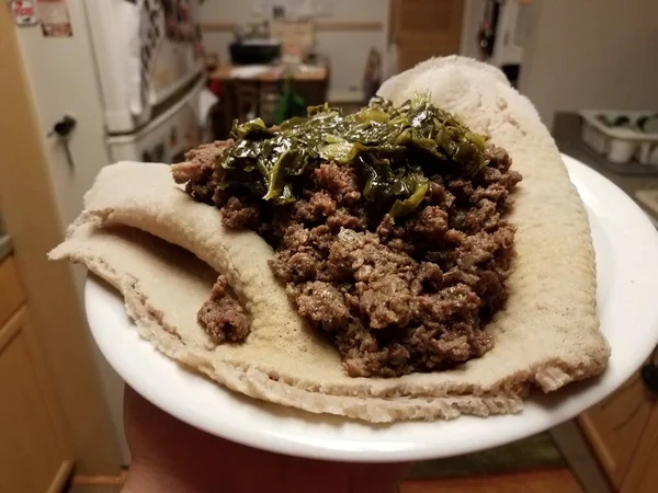 Mano Che Tiene Manzo Cibo Etiope Verdi Pane Piatto Cucina — Foto Stock
