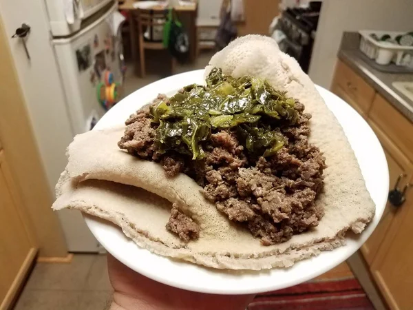 Hand Houden Ethiopisch Voedsel Rundvlees Groenten Brood Bord Keuken — Stockfoto