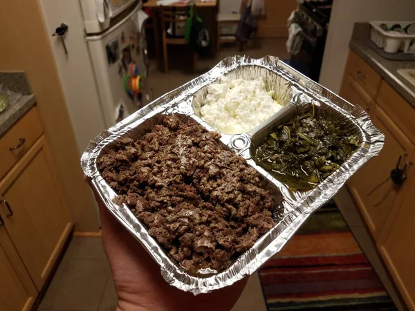 Hand Houden Ethiopisch Voedsel Rundvlees Groenten Kaas Metalen Dienblad Keuken — Stockfoto