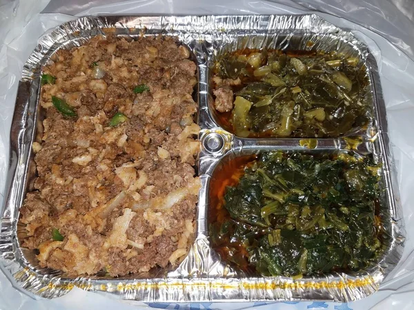 Etiyopya Yemeği Ile Metal Tepsi Yeşillik Yağ Ile Işkembe — Stok fotoğraf