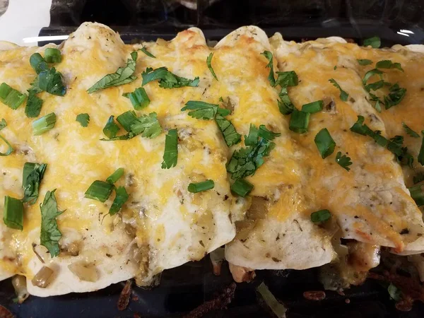 Enchiladas Horno Con Queso Cilantro Tortilla Bandeja Vidrio Sobre Estufa — Foto de Stock