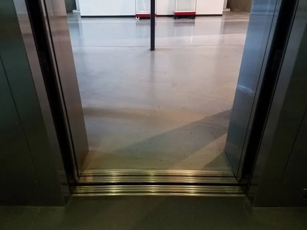 Внутри Лифта Блестящими Металлическими Дверями — стоковое фото
