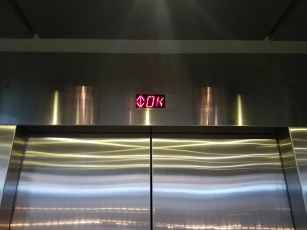 Das Innere Eines Fahrstuhls Mit Glänzenden Metalltüren — Stockfoto