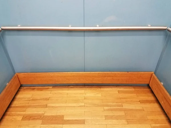 Inne Blå Hiss Med Trägolv Och Metallräcke — Stockfoto