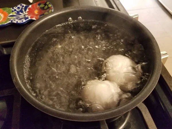 Dois Ovos Fervendo Uma Panela Água Fogão — Fotografia de Stock