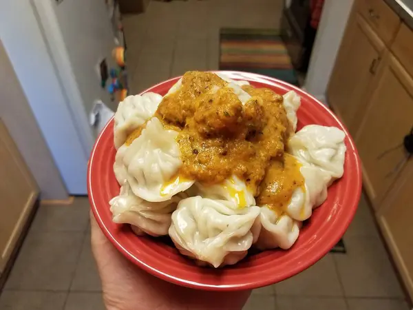 Bolinhos Cozidos Vapor Molho Picante Tigela Vermelha Cozinha — Fotografia de Stock