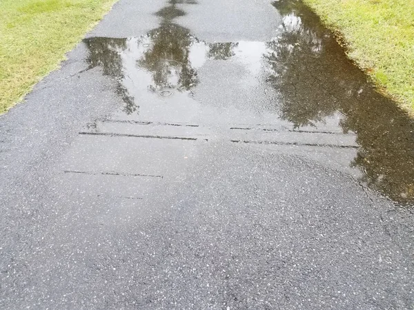 Una Entrada Asfalto Con Grandes Charcos Agua Lluvia —  Fotos de Stock