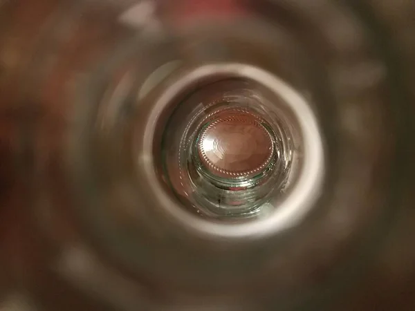 Binnenkant Van Glazen Fles Met Water Vloeistof Bodem — Stockfoto