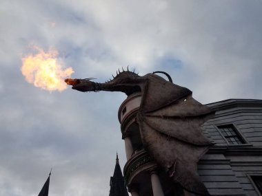 ejderha ya da canavar bulutlu binaya ateş püskürtüyor