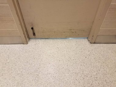 Sürtünme izleri, kickstand ve beyaz zemin olan kapı.