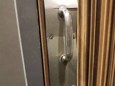 Hasarlı ya da kırık metal levha ve kapı kolu çatlak.