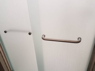 Banyo kulplu cam sürgülü kapılar.