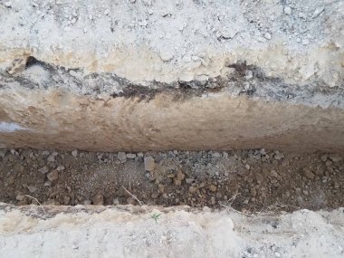 Derin hendek ya da çukur kazılmış ya da kazılmış kayalar, toprak ve toprak