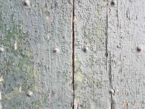 旧木门 有缺口和剥落的绿色油漆 — 图库照片