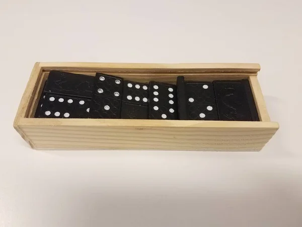 Eine Kleine Holzkiste Mit Dominosteinen Auf Weißem Hintergrund — Stockfoto
