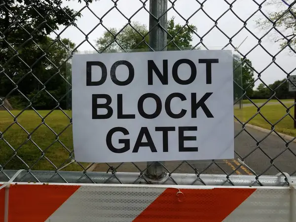 Laminowane Nie Blokują Znaku Bramy Metalowym Ogrodzeniu Ogniwa Łańcucha — Zdjęcie stockowe