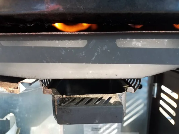 Bac Goutte Dégoûtant Une Flamme Arrière Barbecue — Photo