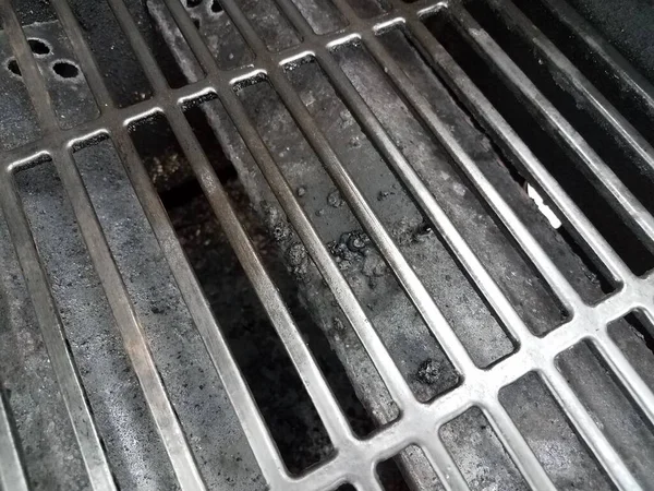 汚れや汚れの黒いバーベキューグリル金属バー — ストック写真