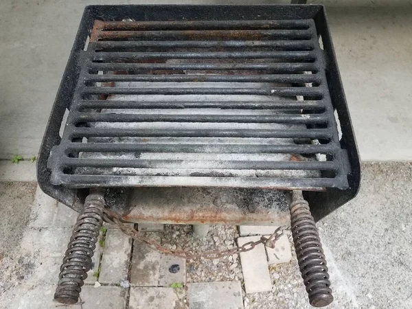 Smutsiga Eller Smutsiga Grill Grill Metallstänger Med Träkol Aska — Stockfoto