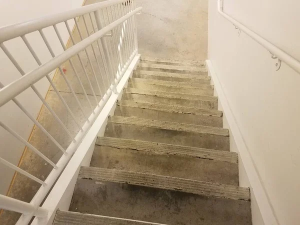 Passos Cimento Sujo Escadas Com Corrimão Metal Branco — Fotografia de Stock
