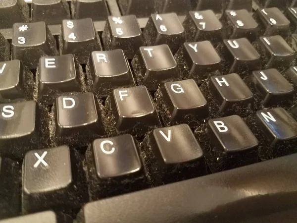 髪やほこりのついた汚れた黒いコンピュータのキーボード文字 — ストック写真