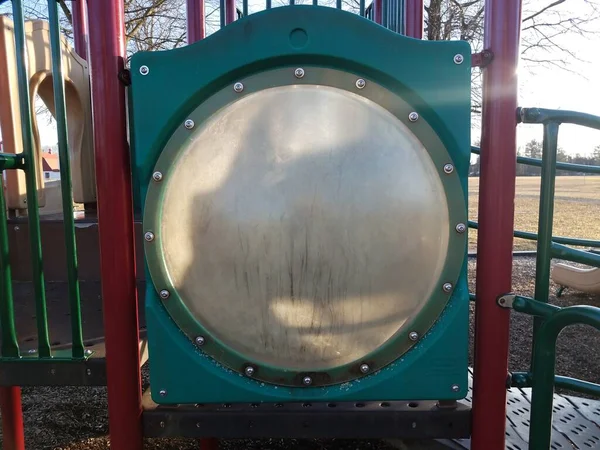 Verschmutztes Kreisrundes Kunststofffenster Spielstruktur Auf Spielplatz Oder Park — Stockfoto