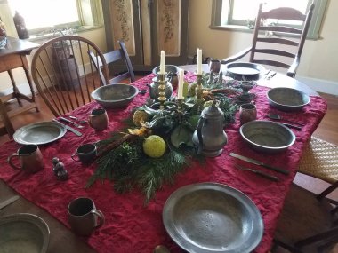 Süslemeleri ve sandalyeleri olan eski metal kaseler.