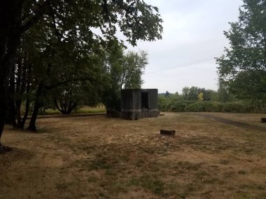 Harap olmuş taş ve tuğla yapı ve kahverengi çimen veya çimen