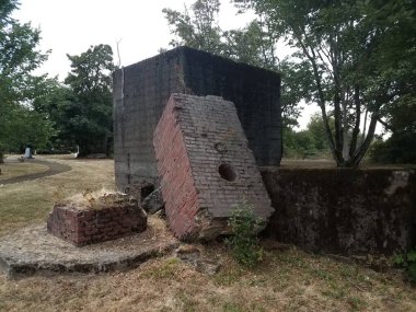 Harap olmuş taş ve tuğla yapı ve kahverengi çimen veya çimen