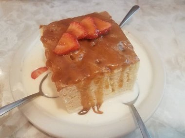 Porto Riko 'dan üç büyük boy sütlü ya da kremalı kek, kaşıklı ve çilekli.