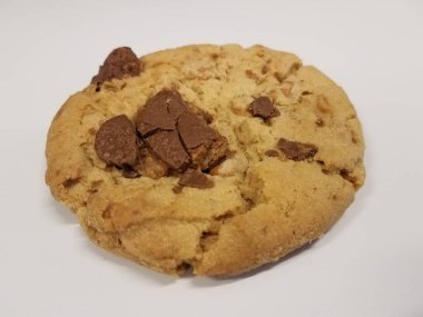 Beyaz yüzeyde ya da masada lezzetli çikolatalı kurabiye.