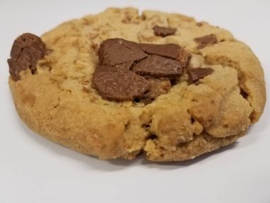 Beyaz yüzeyde ya da masada lezzetli çikolatalı kurabiye.