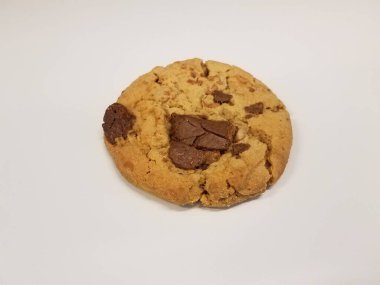 Beyaz yüzeyde ya da masada lezzetli çikolatalı kurabiye.