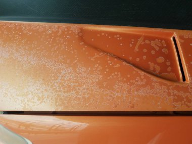 Aşınma veya yıpranmış turuncu araba veya otomobilde hasar