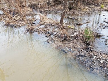 Su, dallara ve doğal barajdan gelen çamura karışıyor.