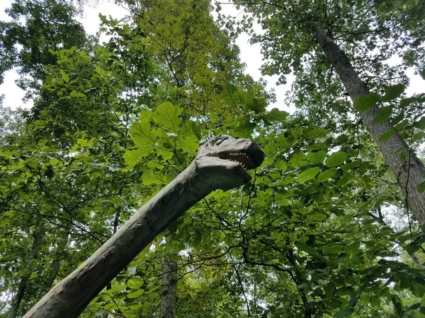 Ormanda Ormanda Boynu Uzun Bir Dinozor — Stok fotoğraf