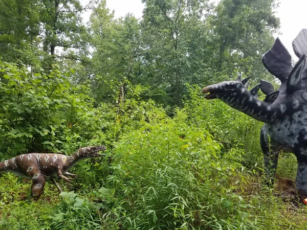 Δύο Δεινόσαυροι Που Αντιμετωπίζουν Ένας Τον Άλλον Στο Δάσος Στο — Φωτογραφία Αρχείου