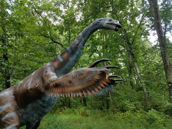 Δεινόσαυρος Μακρύ Λαιμό Και Φτερά Στο Δάσος — Φωτογραφία Αρχείου