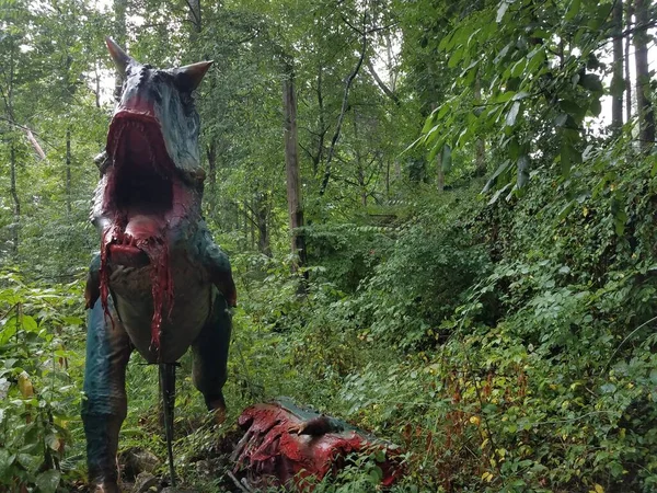 Dinosaurus Met Scherpe Tanden Vlees Eten Het Bos Bos — Stockfoto