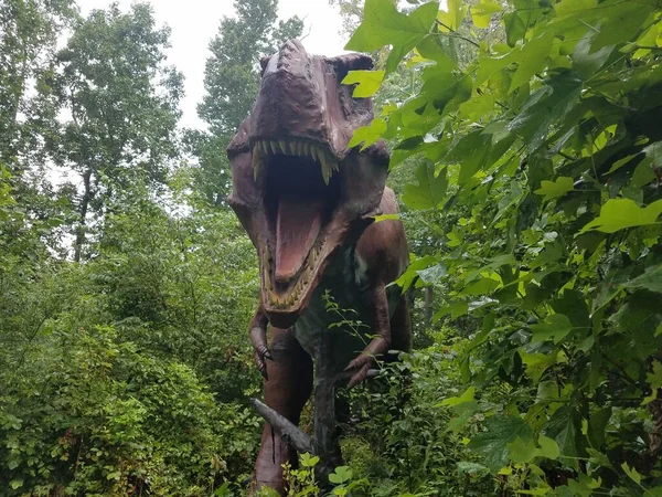 Δεινόσαυρος Κοφτερά Δόντια Στο Δάσος Στο Δάσος — Φωτογραφία Αρχείου