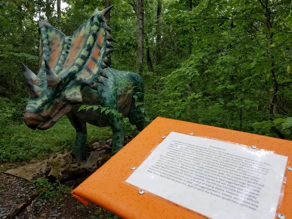 Dinosaurus Het Bos Met Informatie Een Plaquette — Stockfoto