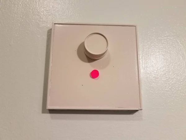 Interruptor Dimmer Branco Parede Com Luz Vermelha — Fotografia de Stock