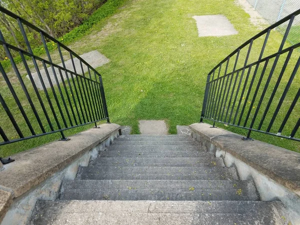 Escadas Cimento Cinza Escadas Com Corrimão Grama Verde — Fotografia de Stock